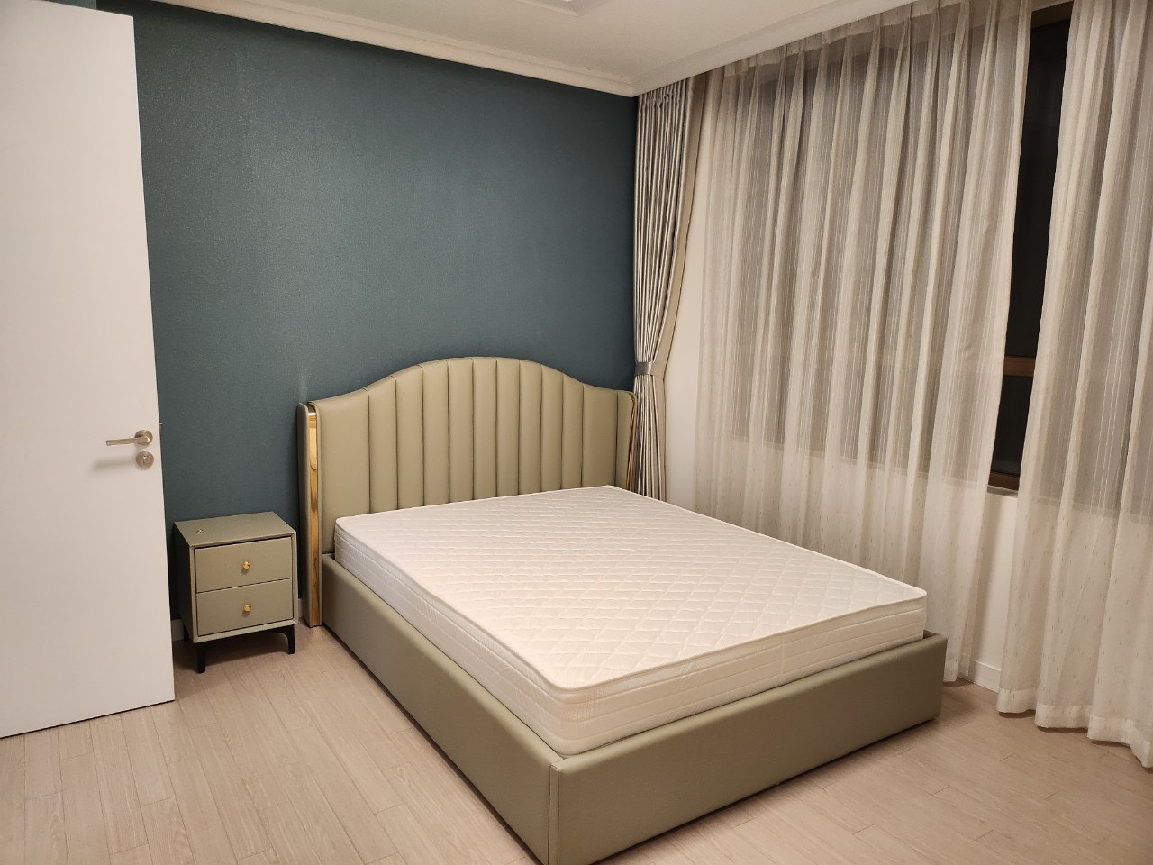 Cho thuê căn hộ 3 ngủ Full đồ tầng trung