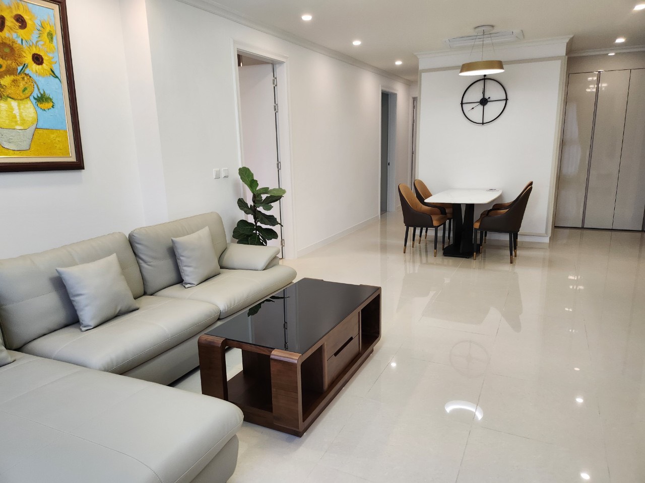 Cho thuê căn hộ 3 ngủ Full đồ tầng trung