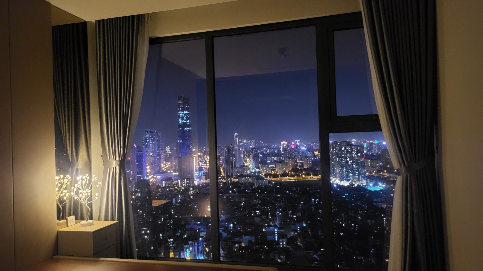 Cho thuê căn hộ tầng cao thoáng đãng The Matrix One