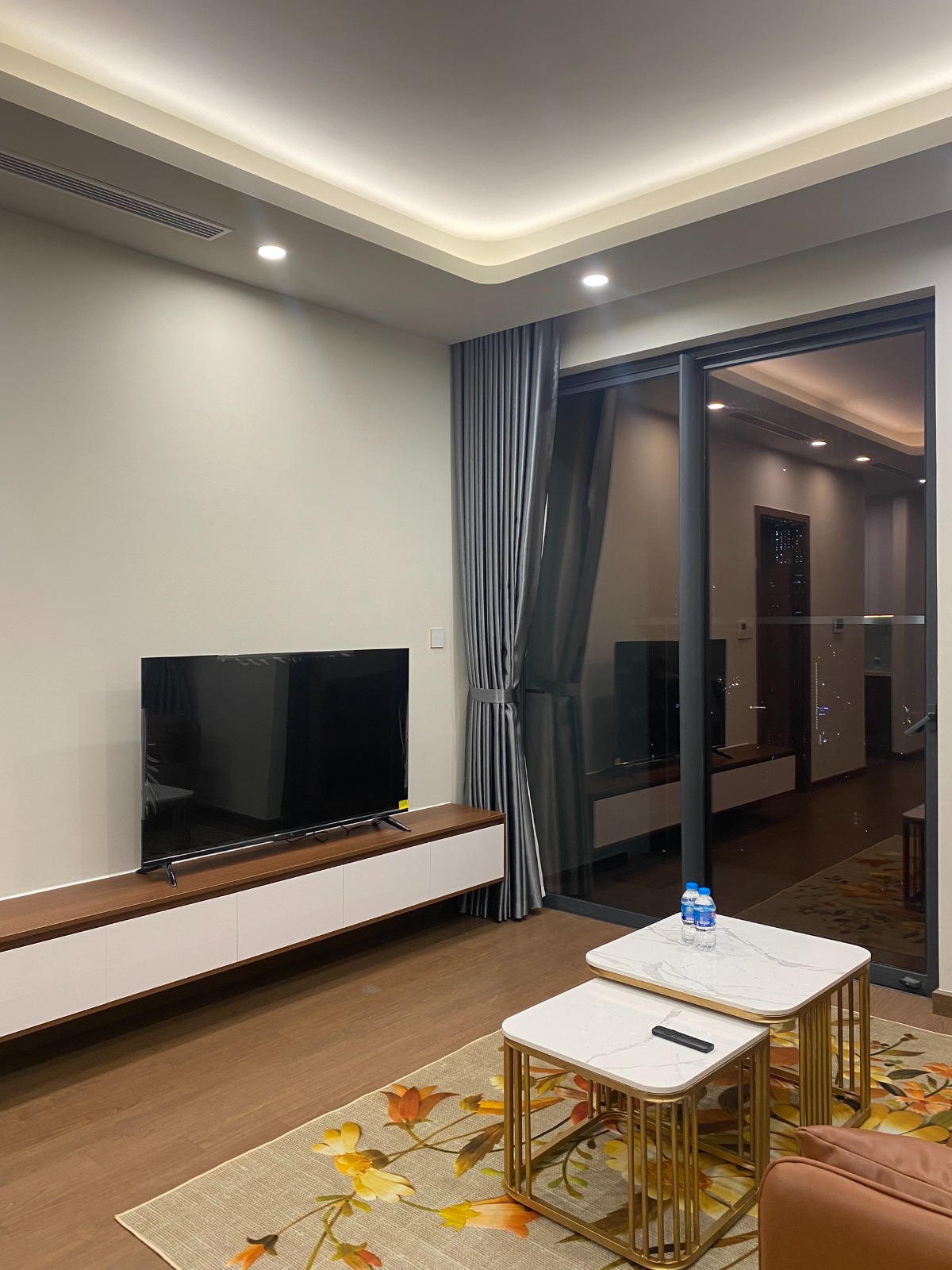 Cho thuê căn hộ tầng cao thoáng đãng The Matrix One