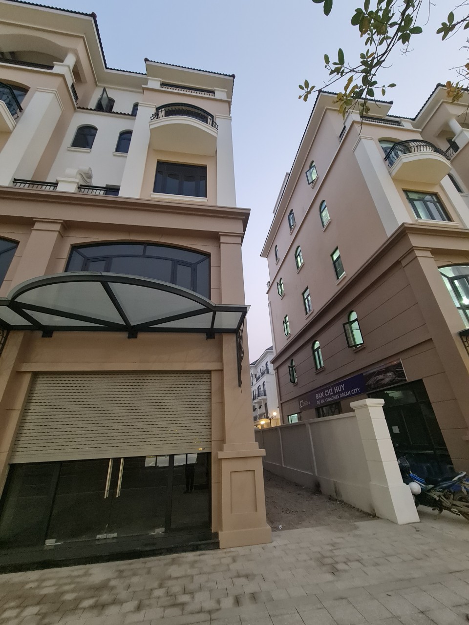 Bán Shophouse mặt đường 51m OCP2