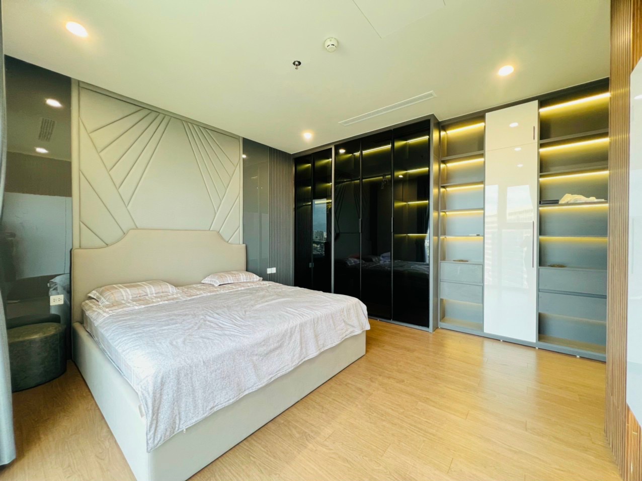 Bán căn hộ chung cư 3 ngủ full nội thất căn góc tầng trung Matrix One