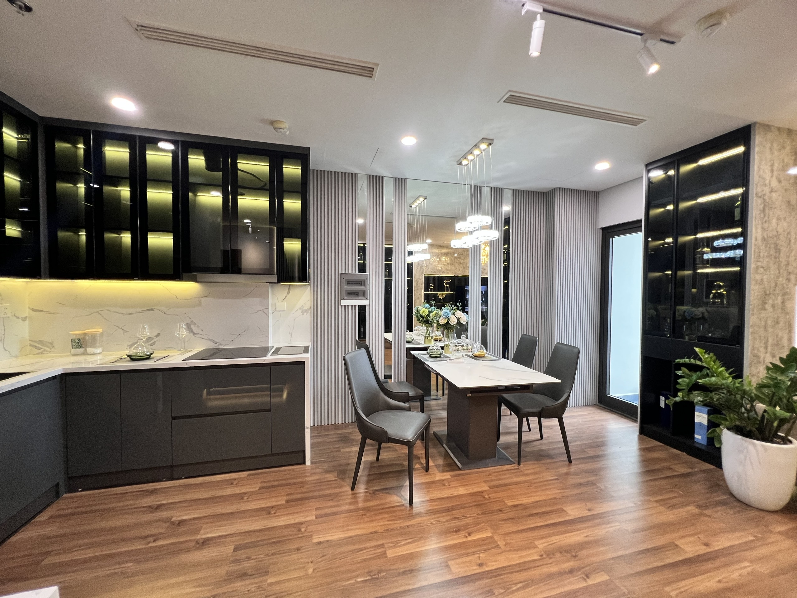 Cho thuê căn 2 ngủ full nội thất cao cấp view hướng Nam quảng trường dự án Mipec Xuân Thủy