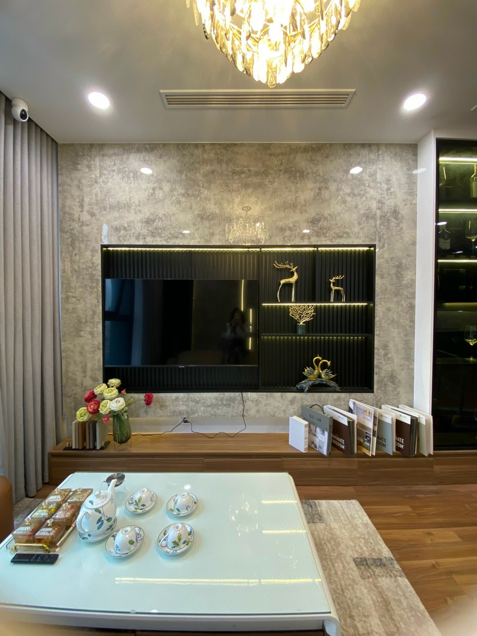 Cho thuê căn 2 ngủ full nội thất cao cấp view hướng Nam quảng trường dự án Mipec Xuân Thủy