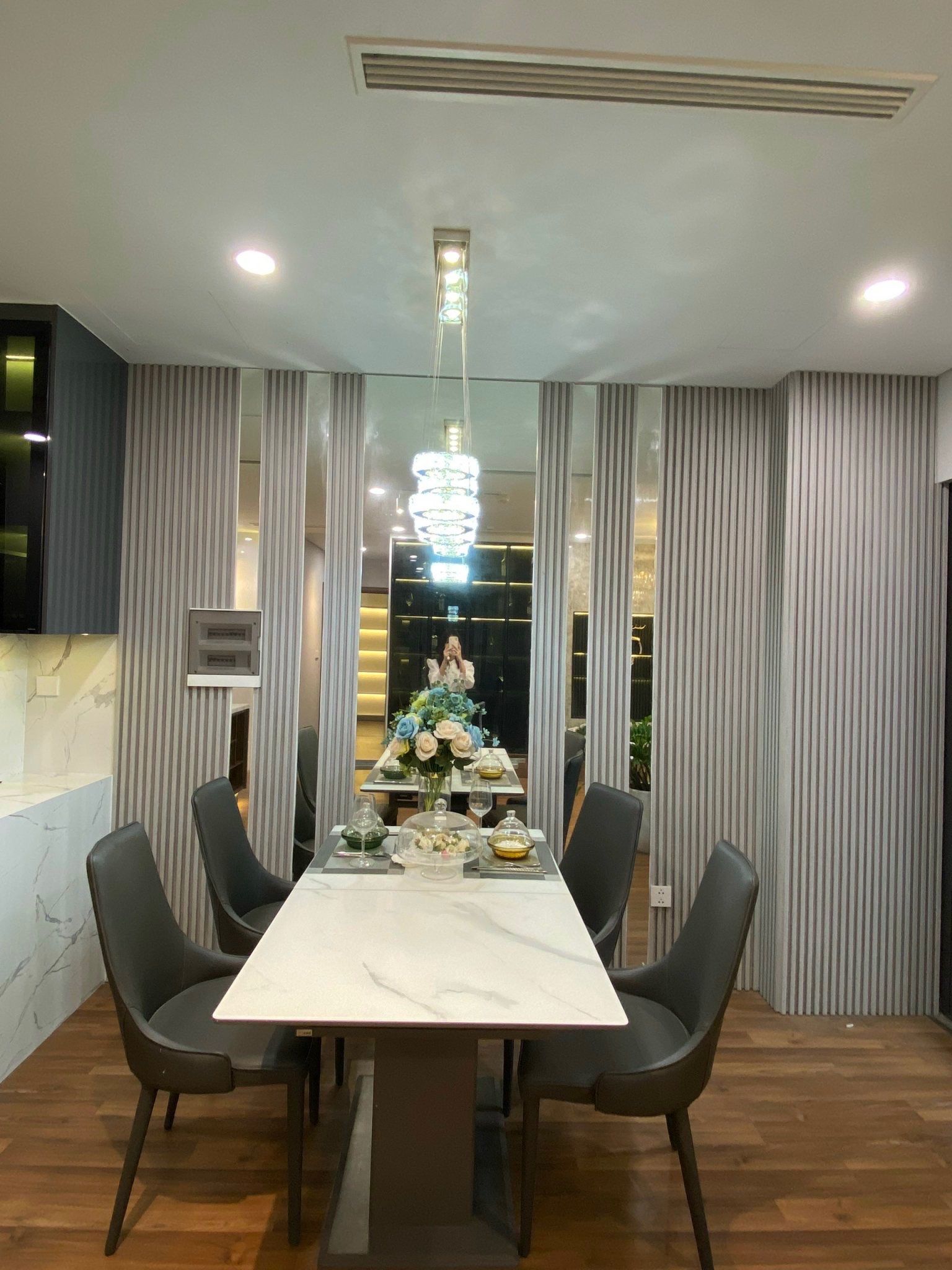 Cho thuê căn 2 ngủ full nội thất cao cấp view hướng Nam quảng trường dự án Mipec Xuân Thủy