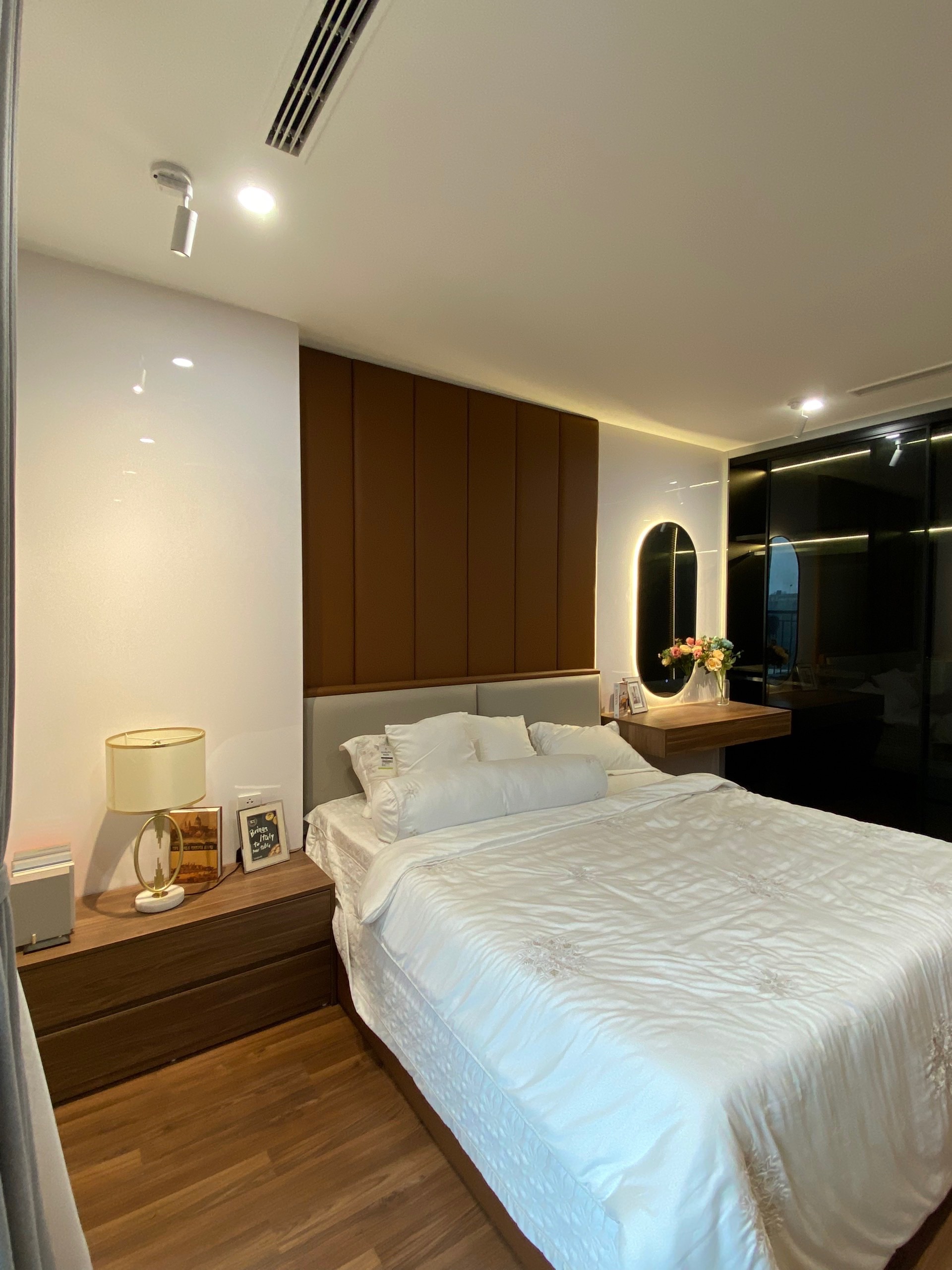 Cho thuê căn 2 ngủ full nội thất cao cấp view hướng Nam quảng trường dự án Mipec Xuân Thủy