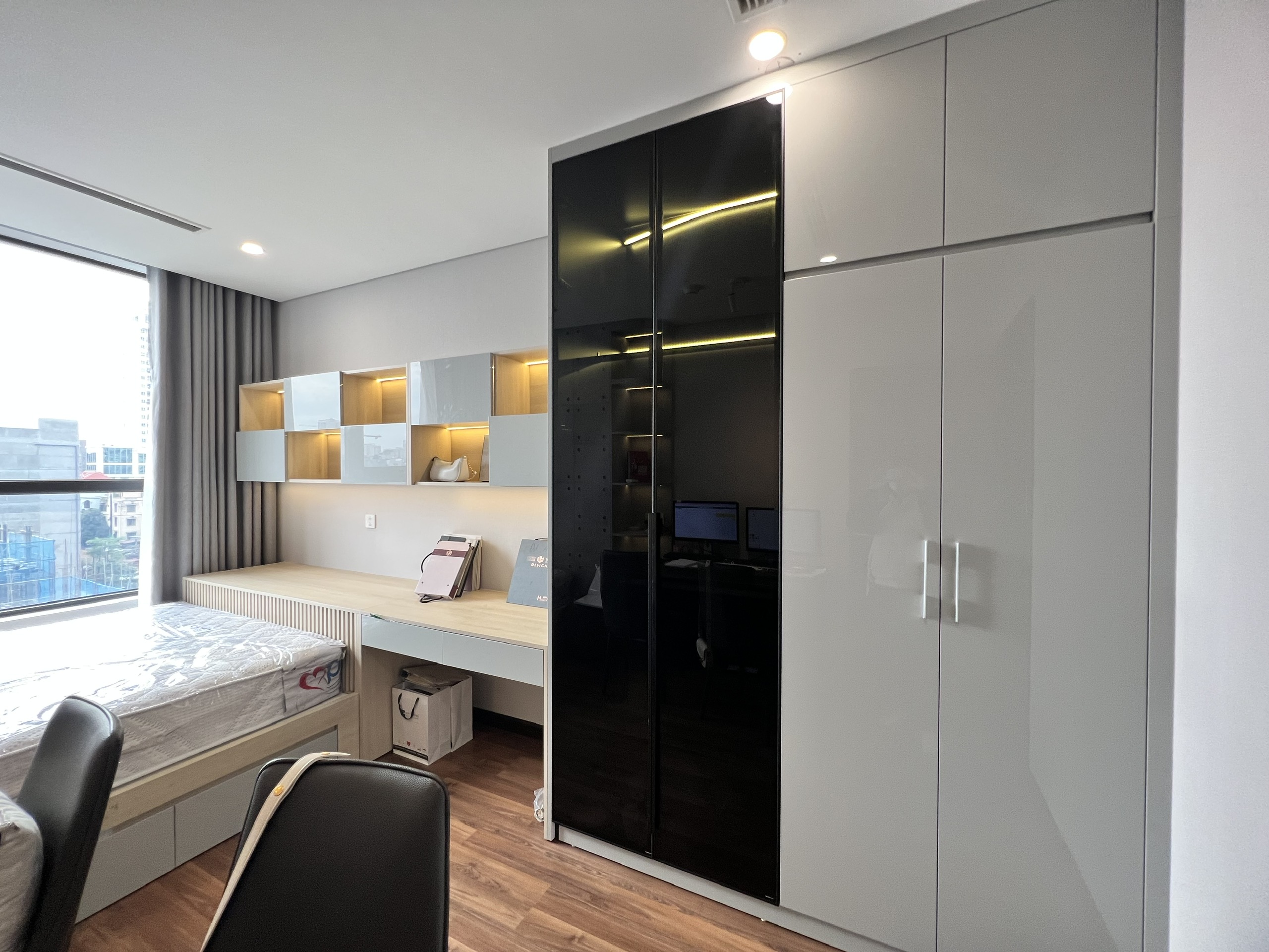 Cho thuê căn 2 ngủ full nội thất cao cấp view hướng Nam quảng trường dự án Mipec Xuân Thủy