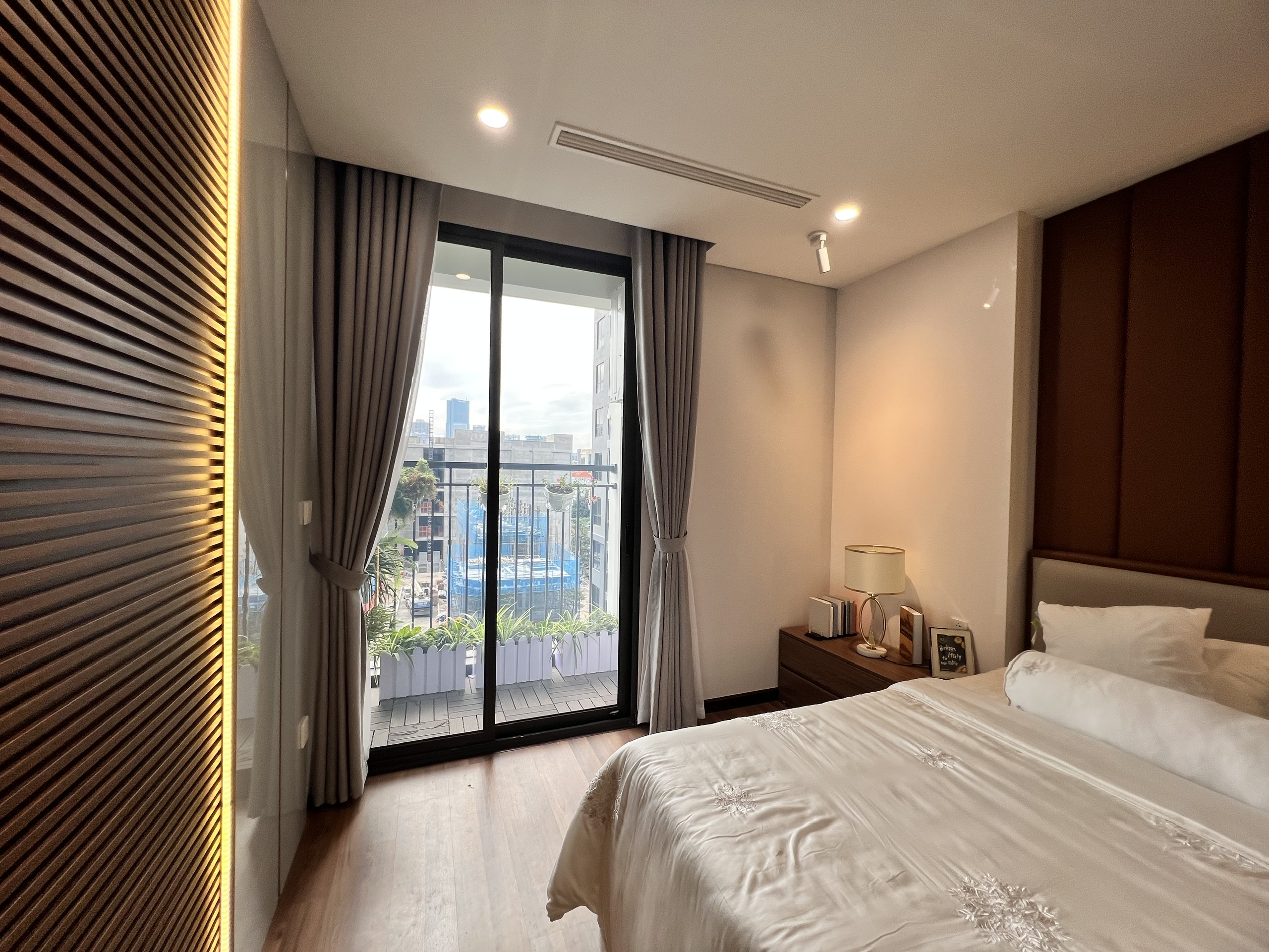 Cho thuê căn 2 ngủ full nội thất cao cấp view hướng Nam quảng trường dự án Mipec Xuân Thủy