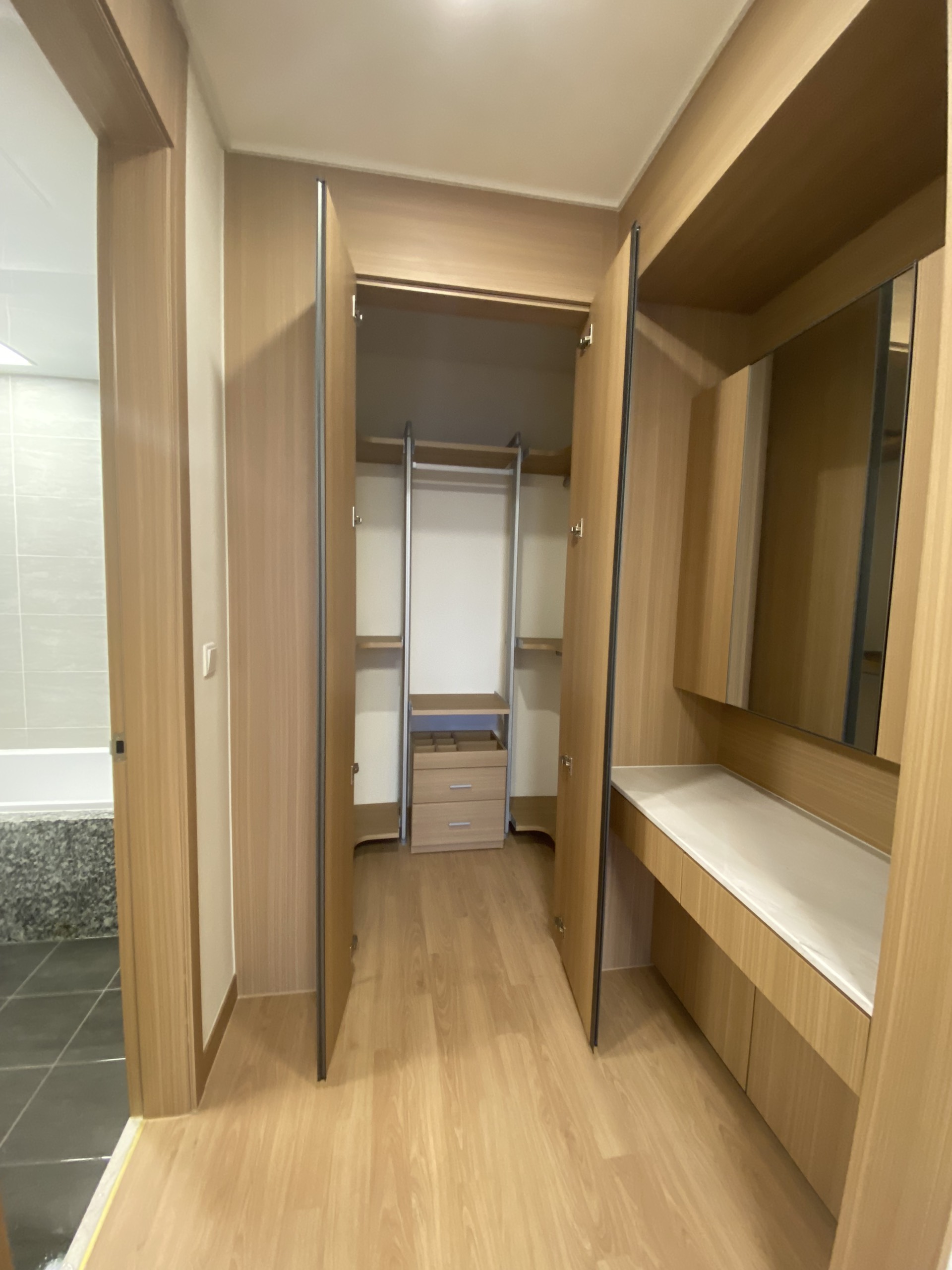 Bán căn 2 ngủ tầng trung Chung cư Starlake, hướng mát